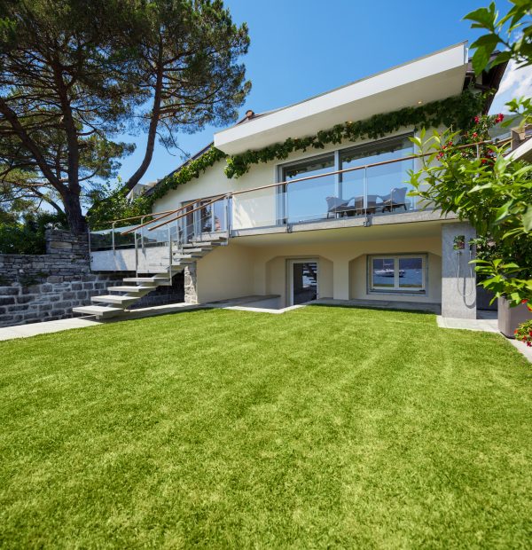 Outside of villa with garden on the lake with berth